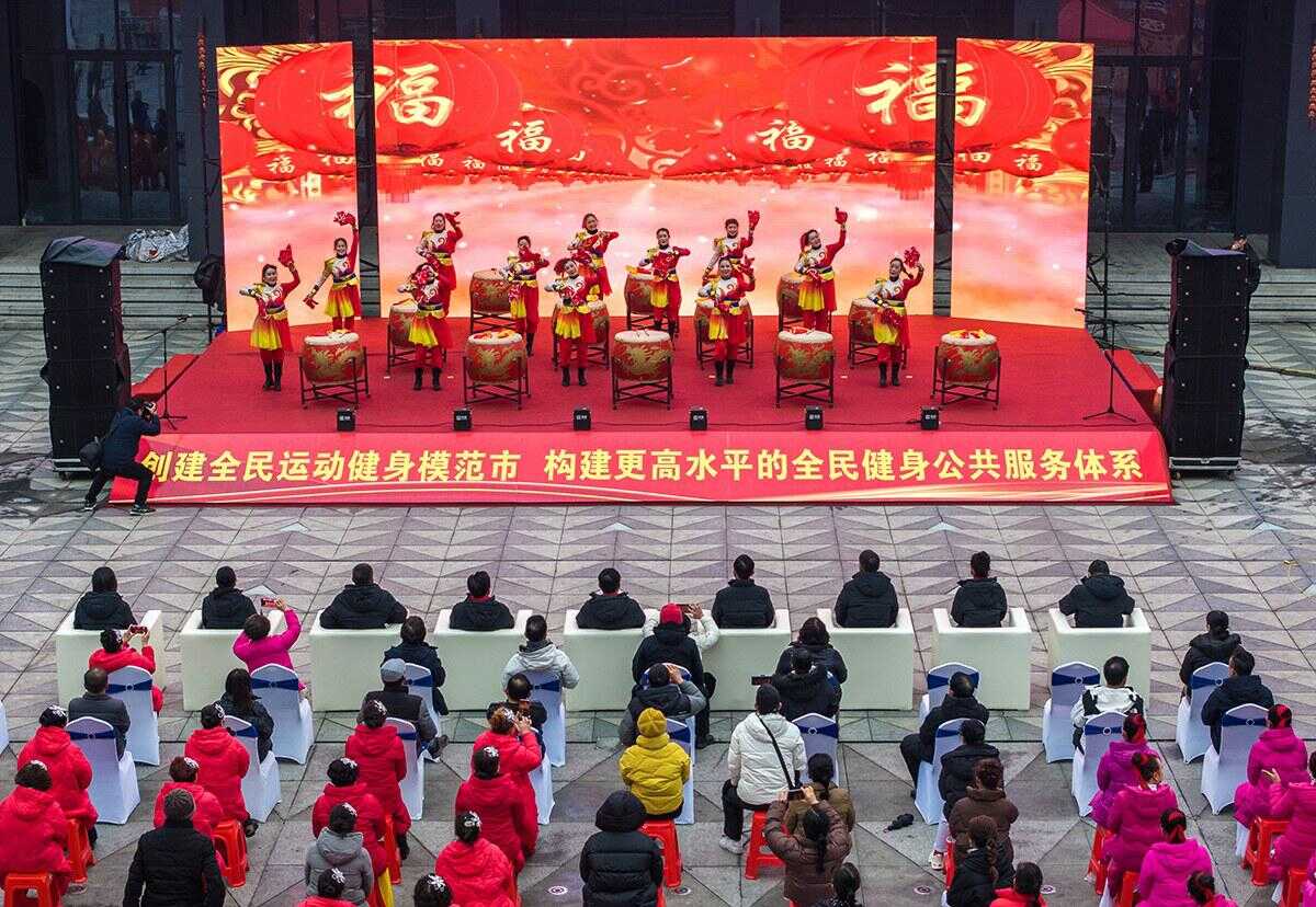 瞩目